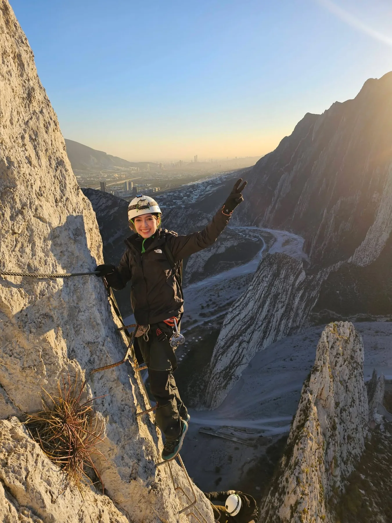 Participantes ascendiendo una vía ferrata